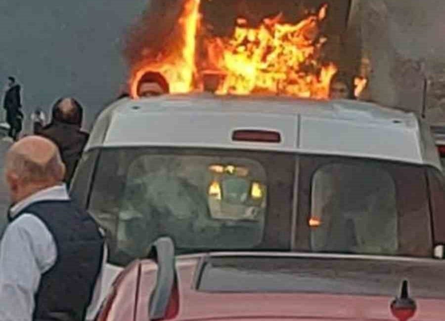 Muğla’da hareket halindeki otobüs motor bölümünde başlayan yangın sonrası yol