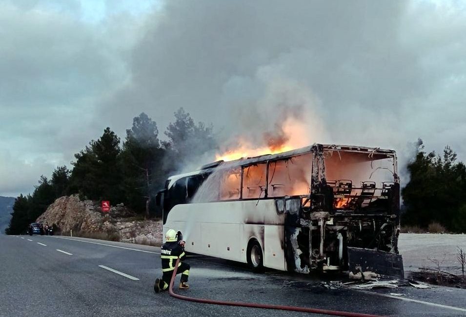 MUĞLA (AA) – Muğla'nın Ula ilçesinde seyir halindeyken yanan otobüste
