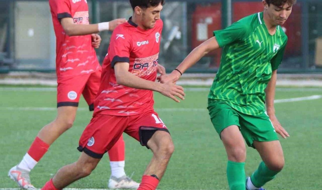 Muğlaspor U-16 futbol takımı Marmaris Belediyespor U-16 takımın ı 1-0