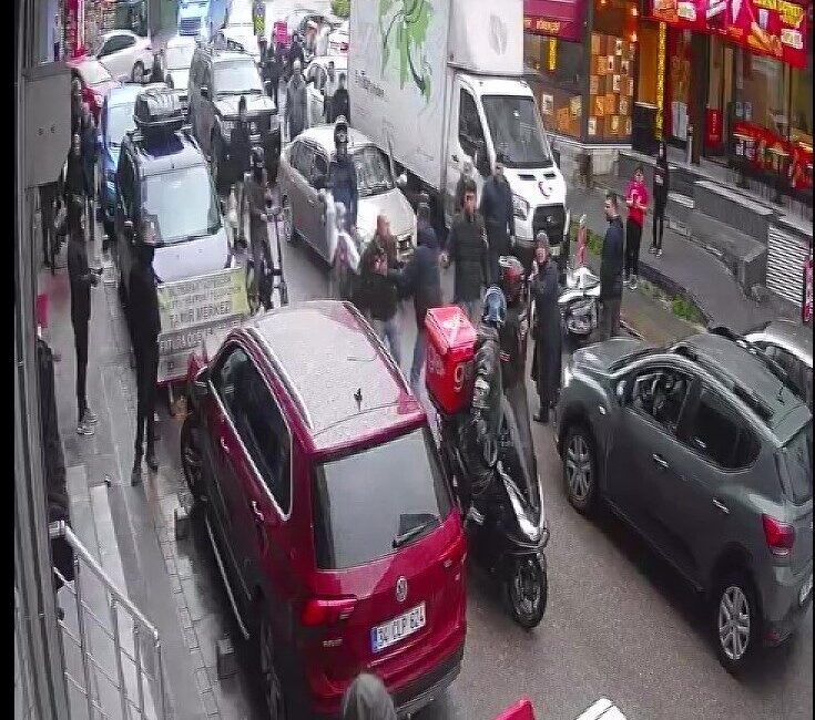 Pendik’te “yol verme” meselesi nedeniyle bir otomobil sürücüsü ile motosiklet