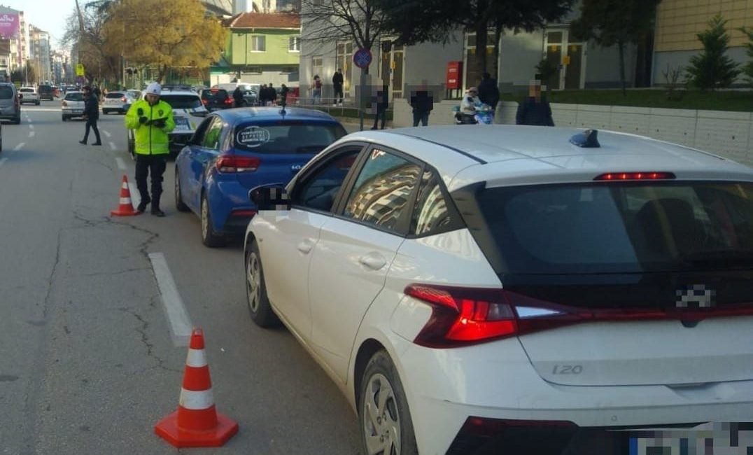 Eskişehir’de polis ekiplerince yapılan trafik denetiminde 350 araç kontrol edilirken,