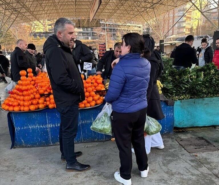 Ankara’nın Pursaklar İlçe Belediye Başkanı Ertuğrul Çetin, pazar yerini ziyaret