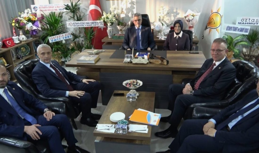 Sağlık Bakanı Kemal Memişoğlu, AK Parti Kütahya İl Başkanlığı’nı ziyaret