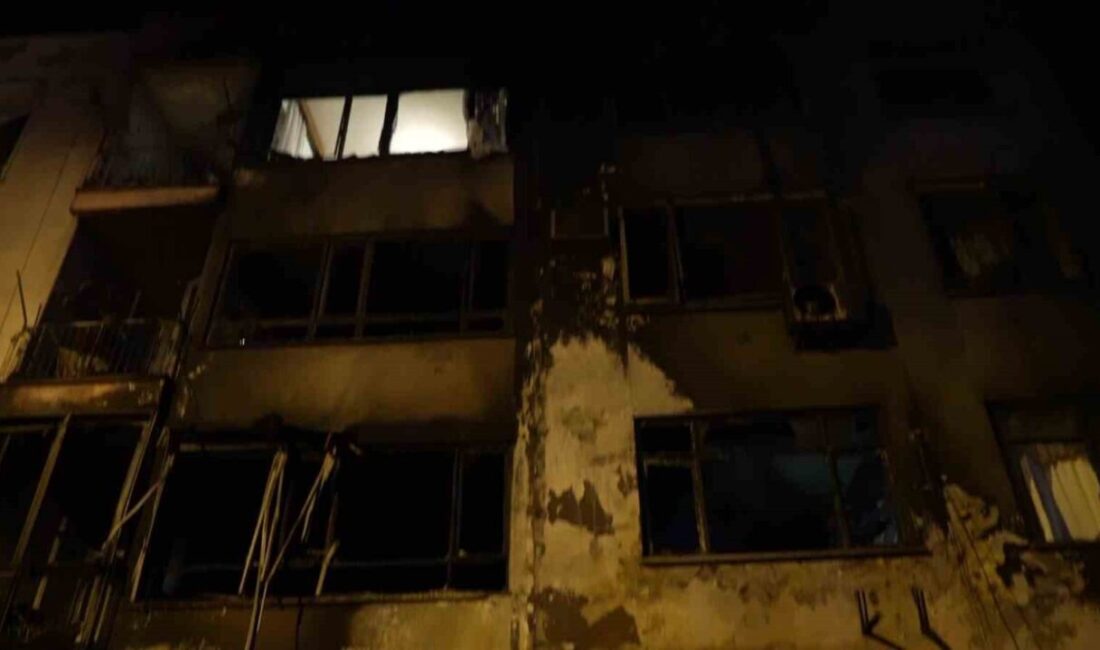 ANTALYA (İHA) – Antalya’da bir apartmanın girişindeki ikinci el eşya