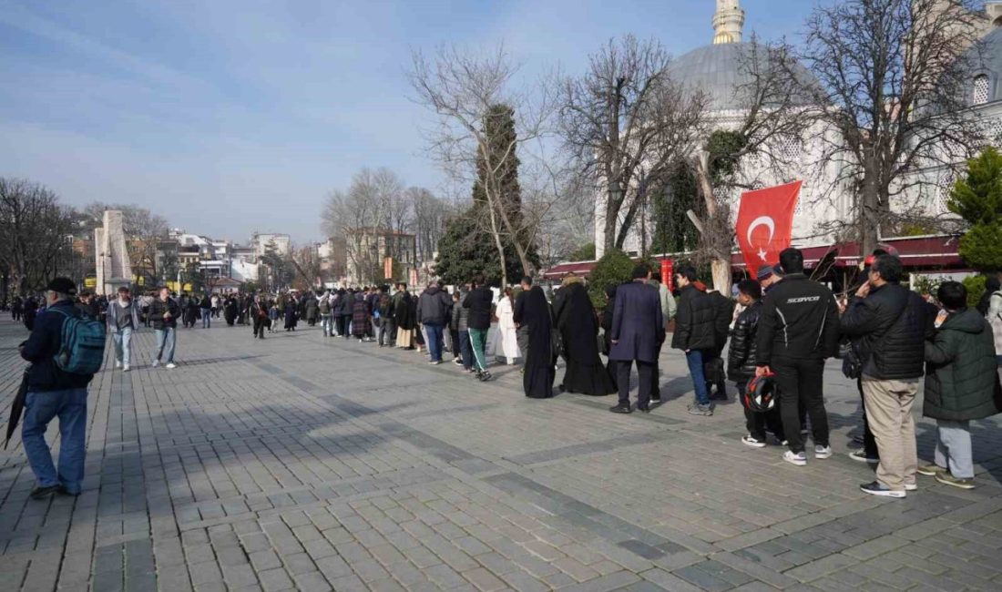Yarıyıl tatilini İstanbul’da geçiren yerli turistler, Ayasofya-i Kebir Camii Şerifi’ne