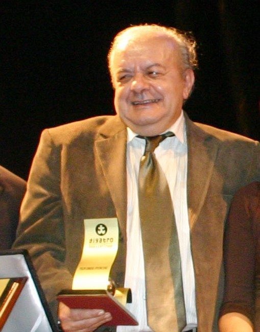 Tiyatro, televizyon, sinema ve seslendirme çalışmaları ile tanınan ünlü sanatçı