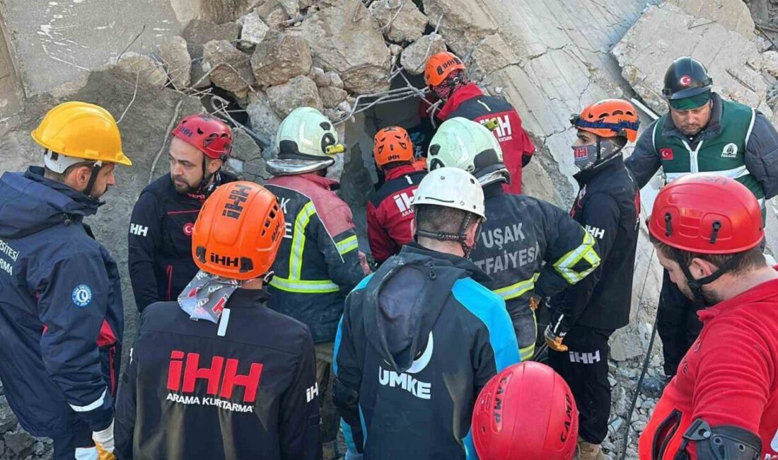 Uşak’ta yıkım sırasında enkaz altında kalan iş makinesi ve operatörü