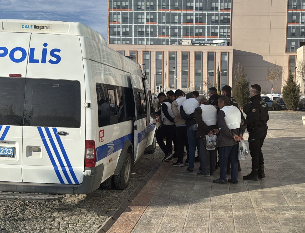 - Araca ateş ettiğini itiraf eden zanlı, hafif ticari aracın