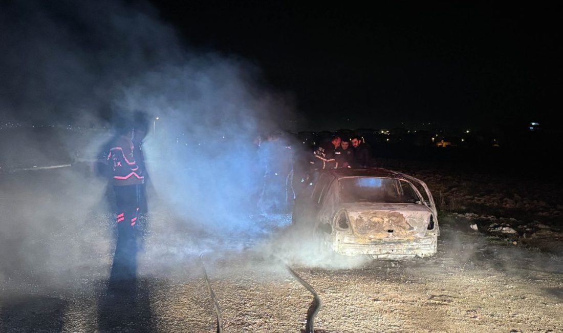 UŞAK (AA) – Uşak'ta yol kenarında yanan bir otomobilde ceset