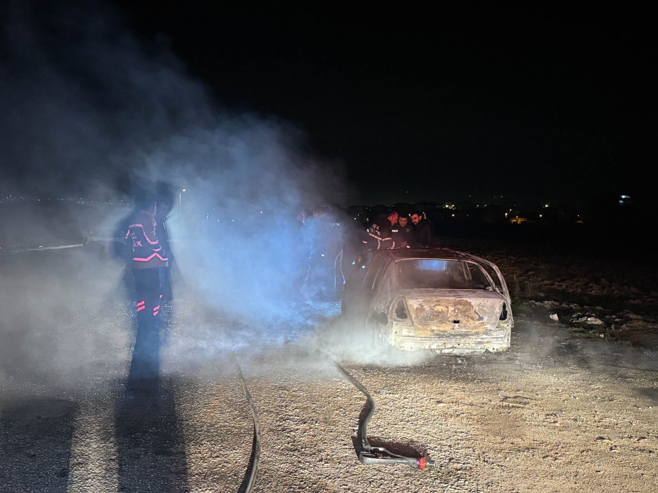 UŞAK (AA) – Uşak'ta yol kenarında yanan bir otomobilde ceset