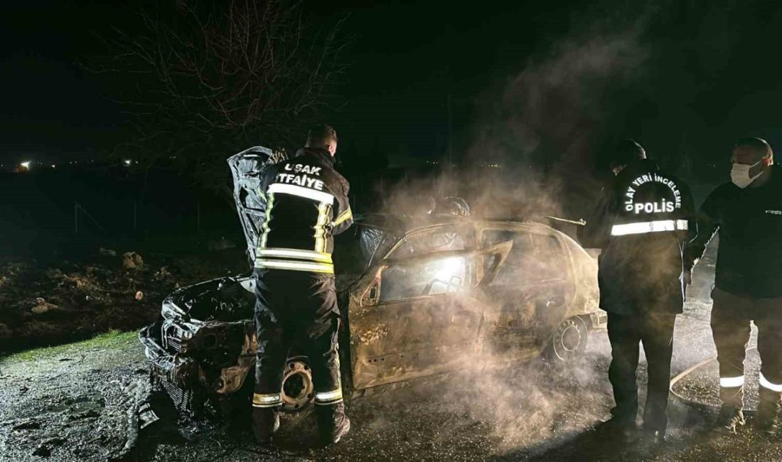 Uşak’ta yol kenarında bulunan araç bilinmeyen bir nedenle birden alev