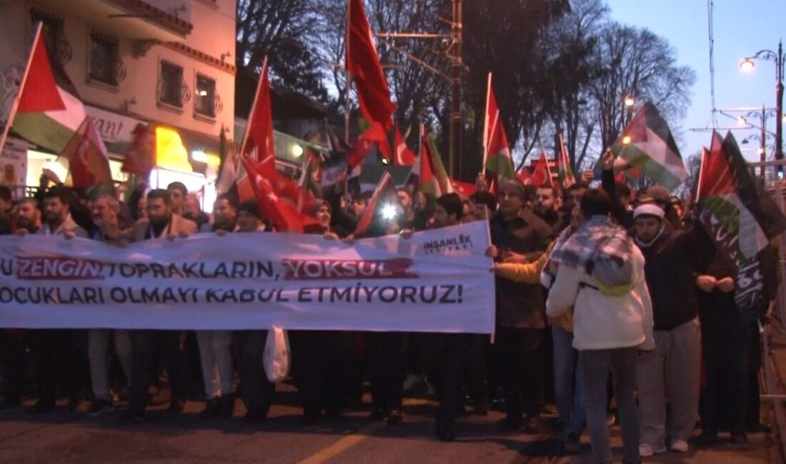 Ayasofya-i Kebir Camii Şerifi’nde kılınan sabah namazının ardından binlerce kişi,