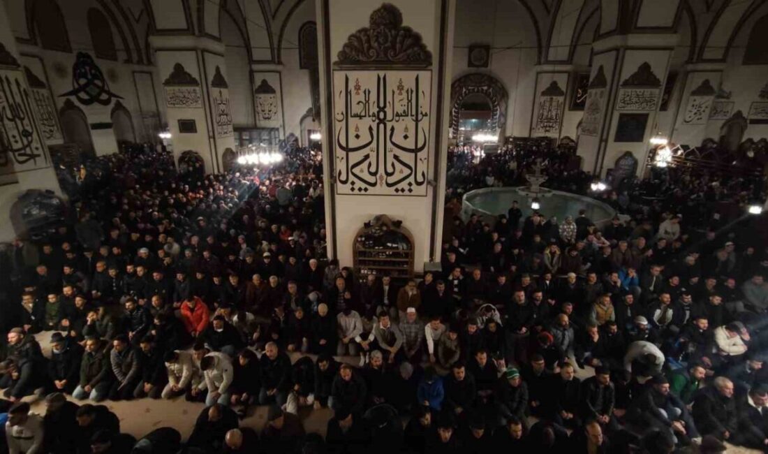Bursa’da yılın ilk sabah namazında binlerce kişi tarihi Ulucami’ye ve