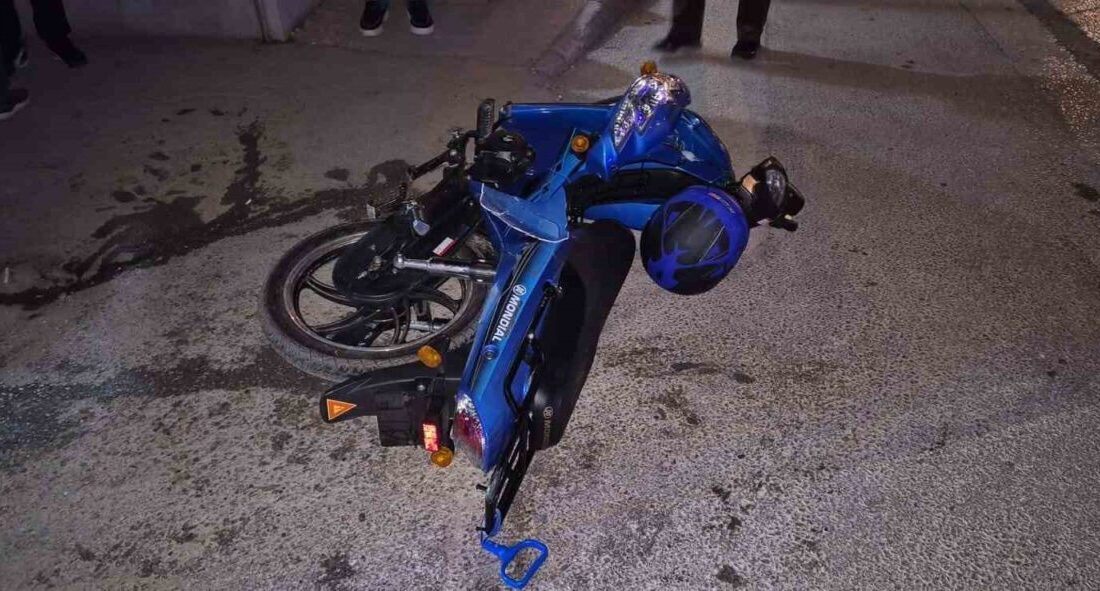 Eskişehir’de kasksız ve ehliyetsiz sürücünün plakasız motosikleti ile bir servis