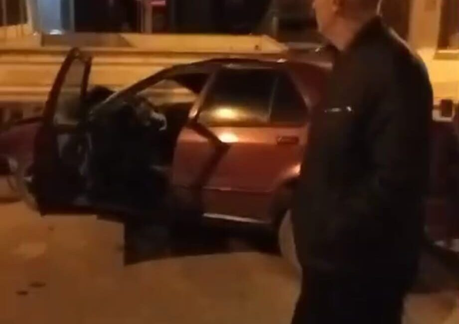 Afyonkarahisar’da bir sürücü, park halindeki biri kamyonet 3 araca çarptıktan