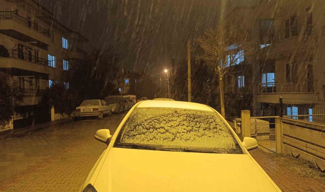Afyonkarahisar’da beklenen kar yağışı akşam saatlerinde başlarken, yağış kent merkeziyle