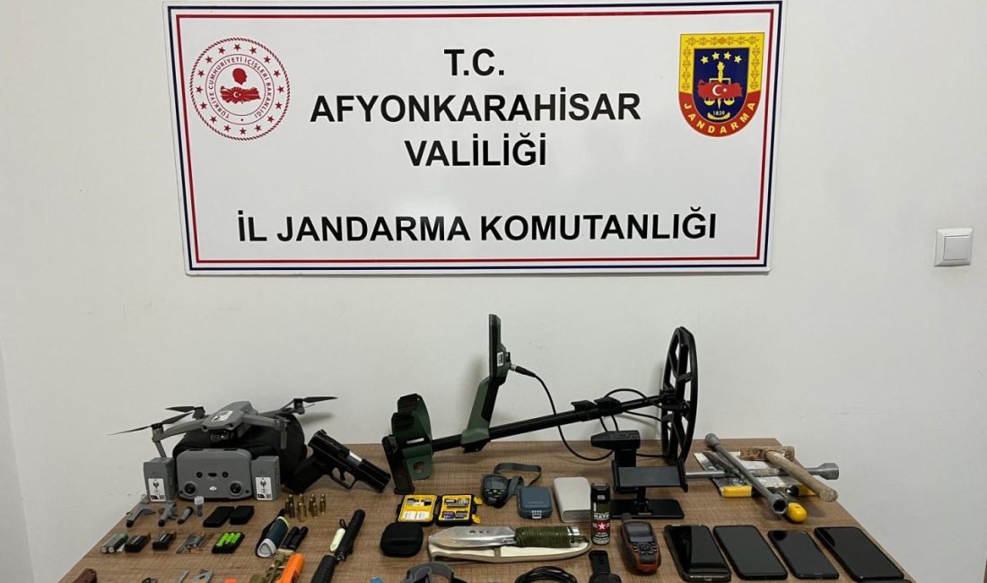 AFYONKARAHİSAR (AA) – Afyonkarahisar'ın Emirdağ ilçesinde kaçak kazı yaparken yakalanan
