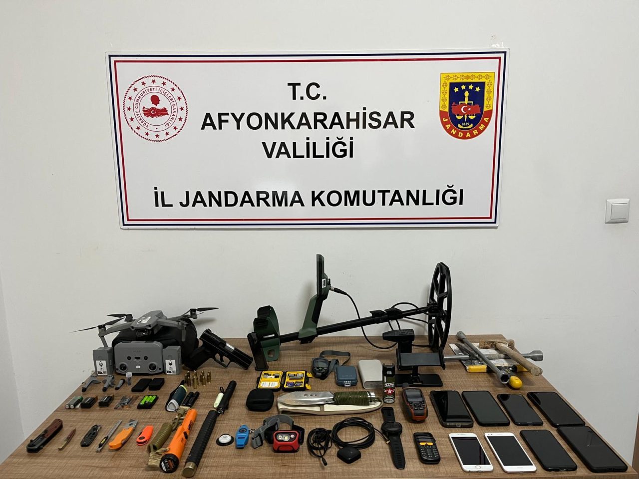 AFYONKARAHİSAR (AA) – Afyonkarahisar'ın Emirdağ ilçesinde kaçak kazı yaparken yakalanan