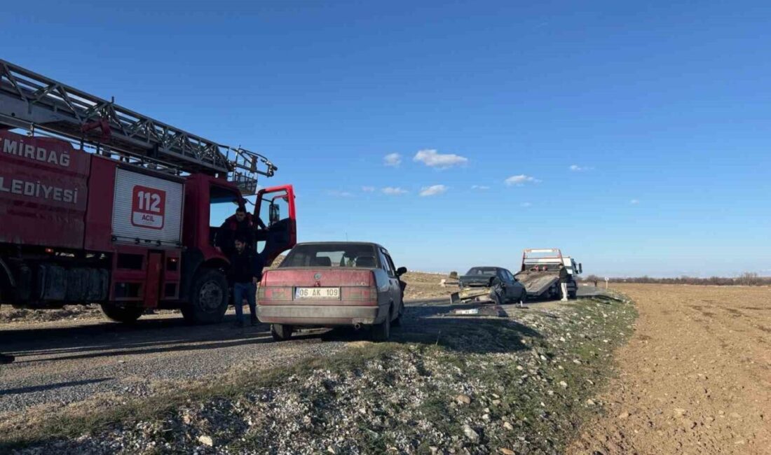 Afyonkarahisar’da meydana gelen trafik kazasında 3 kişi yaralandı. Kaza, Emirdağ