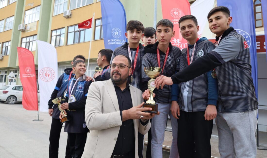 AFYONKARAHİSAR (AA) – Afyonkarahisar'ın Bayat ilçesinde oryantring il şampiyonası gerçekleştirildi.