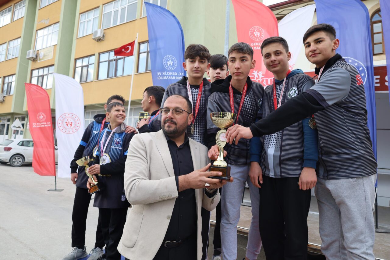 AFYONKARAHİSAR (AA) – Afyonkarahisar'ın Bayat ilçesinde oryantring il şampiyonası gerçekleştirildi.