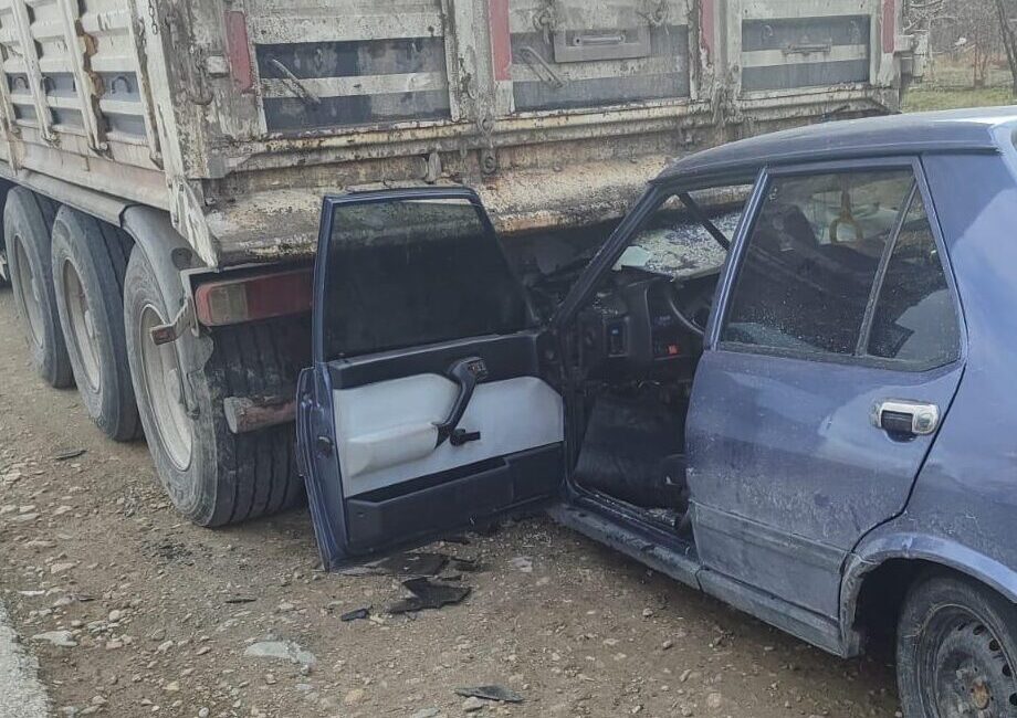 AFYONKARAHİSAR (AA) – Afyonkarahisar'ın Çay ilçesinde otomobilin park halindeki tıra