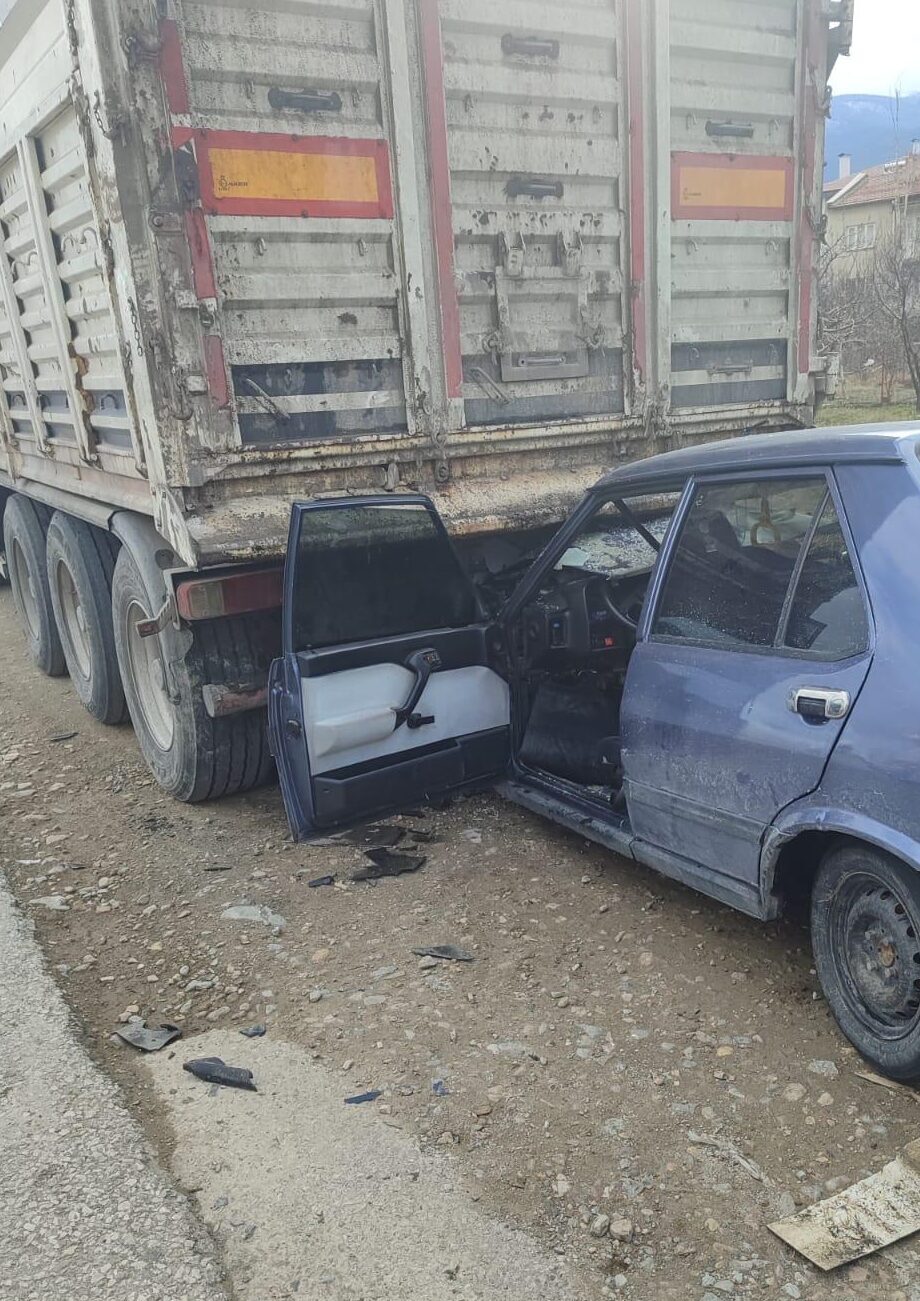 AFYONKARAHİSAR (AA) – Afyonkarahisar'ın Çay ilçesinde otomobilin park halindeki tıra