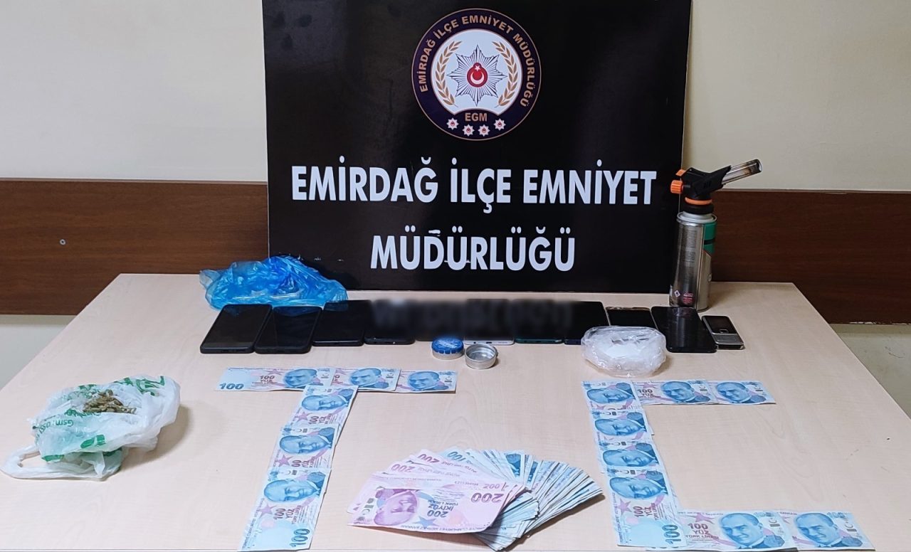 AFYONKARAHİSAR (AA) – Afyonkarahisar'ın Emirdağ ilçesinde düzenlenen uyuşturucu operasyonunda yakalanan