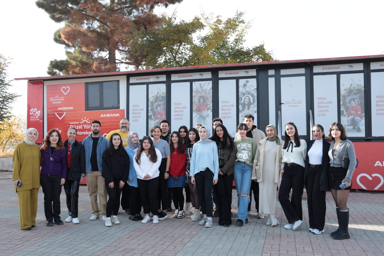 - Akbank Marka ve İletişim Başkanı Beril Alakoç:
- "Şimdiye dek