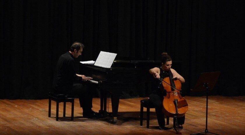 Anadolu ÜniversitesiDevlet Konservatuvarı Müzik Bölümü tarafından düzenlenen ’Viyolonsel Resitali’ dinleyicilerden