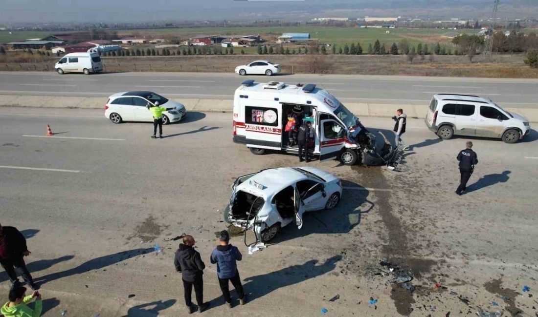 Ankara-Bolu karayolunda sürücüsünün direksiyon hakimiyetini kaybettiği araç, karşı şeride geçerek