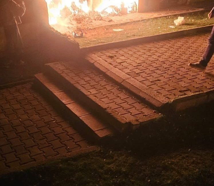Ankara’da birikmiş çöplerin tutuşması nedeniyle çıkan yangın çevredekilerin panik olmasına