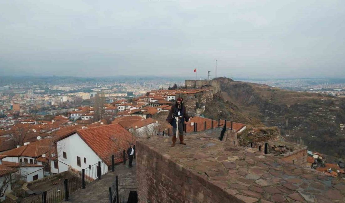 Karayip Korsanları karakteri Jack Sparrow’a olan benzerliğiyle dikkat çeken Ankaralı