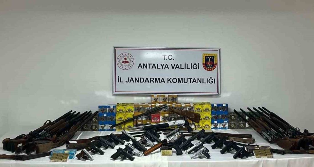 Antalya’nın Aksu ilçesinde düzenlenen ruhsatsız silah operasyonunda 22 şüpheli gözaltına