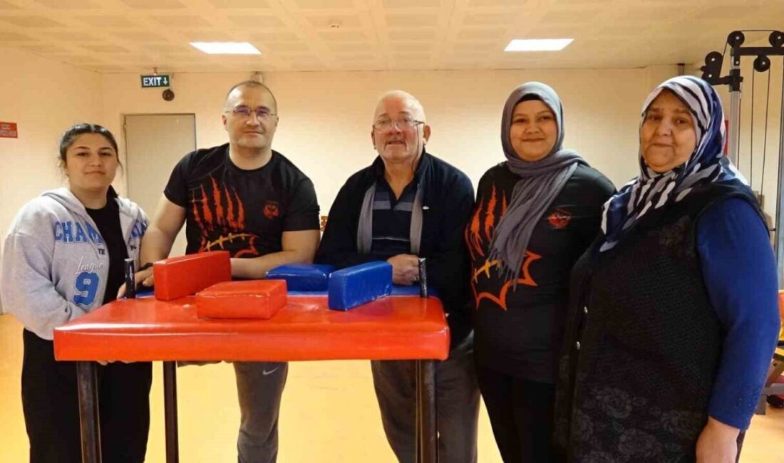 Kütahya’nın Tavşanlı ilçesi Tunçbilek Beldesinden Asude Sarı, bilek güreşinde il