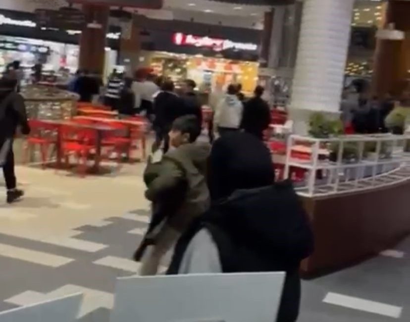 Ataşehir’de bir alışveriş merkezinde 2 grup arasında kavga çıktı. Sandalyelerin