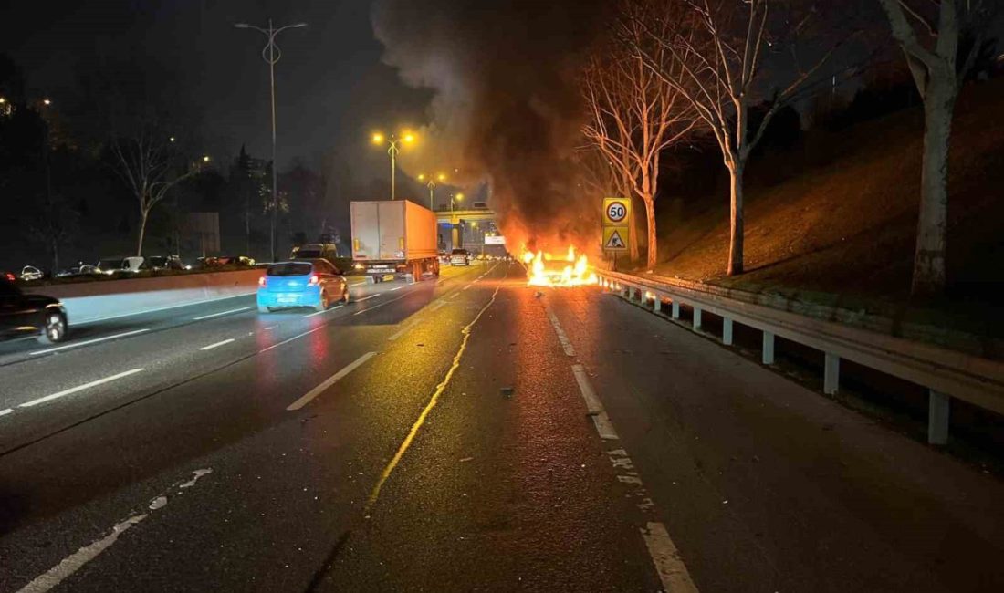 İstanbul Avrupa Otoyolu Bağcılar mevkiinde seyir halindeki hafif ticari araç