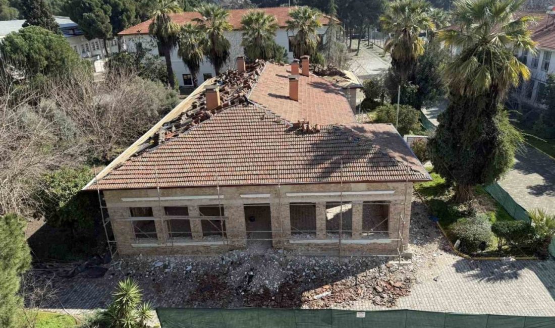 Aydın Lisesi’nde yaklaşık 100 yıllık olan tarihi okul binasında restorasyon