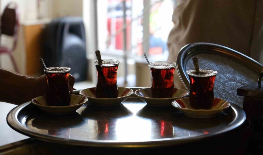 Aydın’ın Efeler ilçesinde geleneksel içeceklerden olan çaya zam gelirken, çay