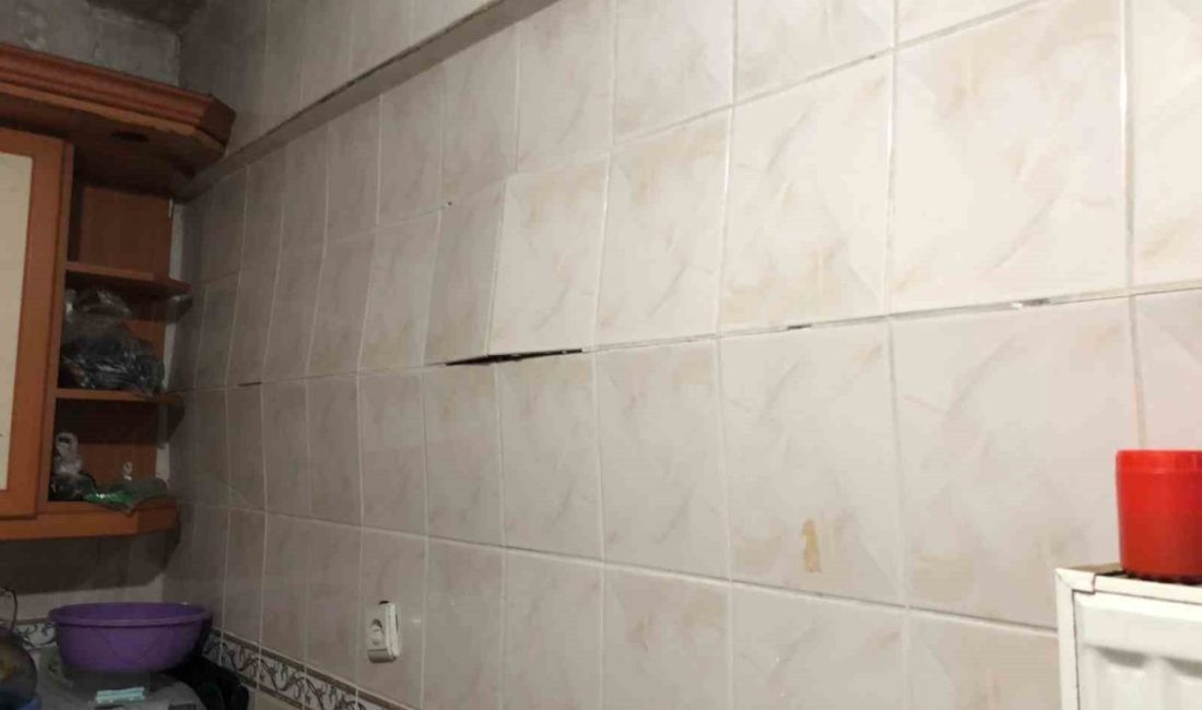 İstanbul’un Bahçelievler ilçesinde çökme tehlikesi olan bir bina tahliye edilerek,