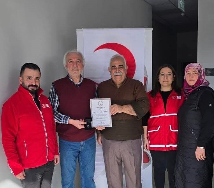 Kütahya’nın önceki dönem Belediye Başkanı Kamil Saraçoğlu, Türk Kızılay’a 25