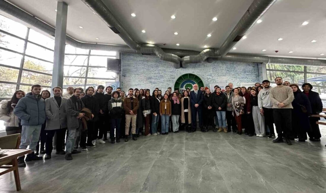 Eskişehir Odunpazarı Belediye Başkanı Kazım Kurt, gençler ile bir araya