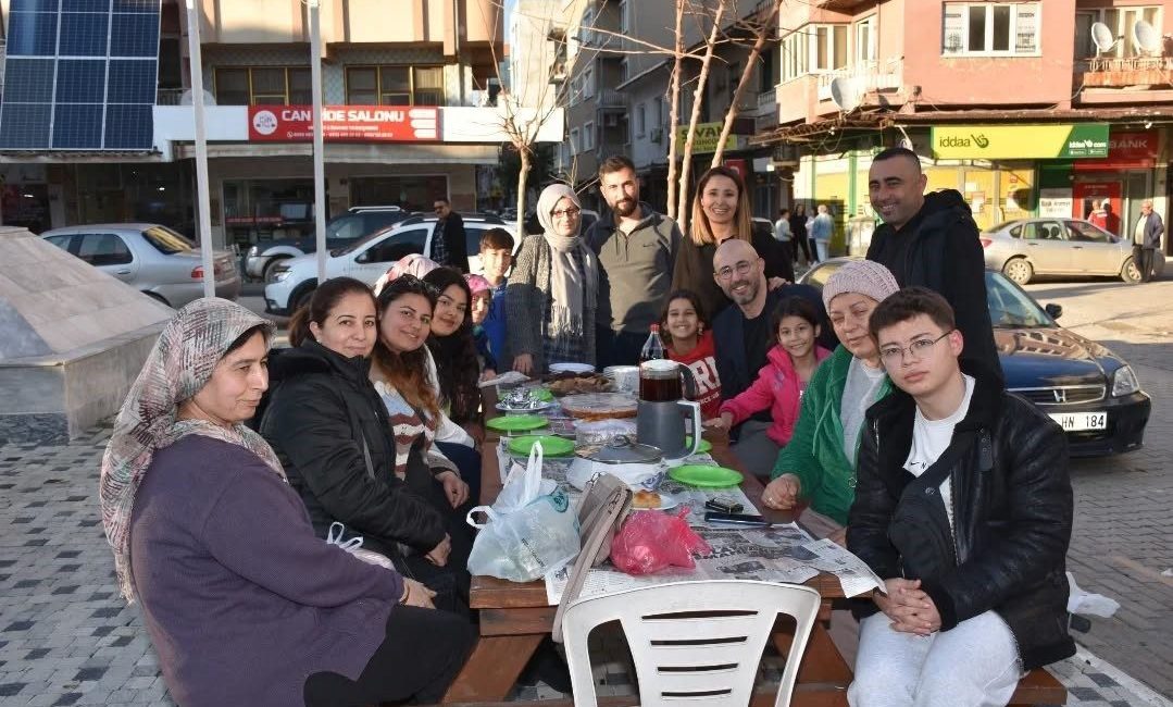 Germencik Belediye Başkanı Burak Zencirci, Camikebir Mahallesi’nde bulunan üçgen parkta