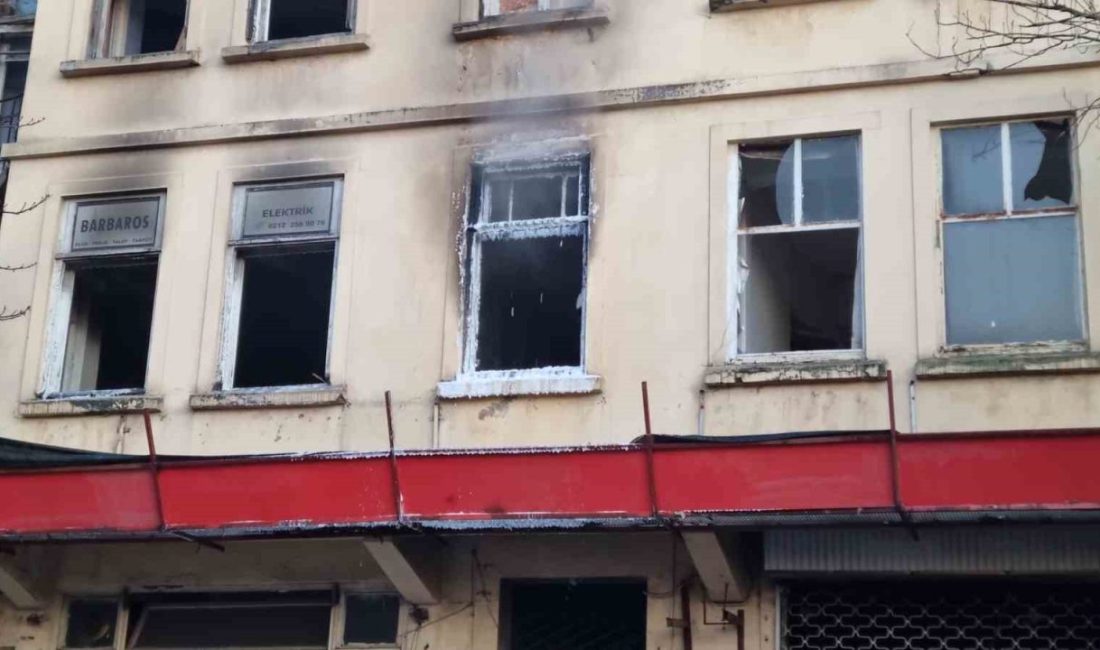 İstanbul’un Beyoğlu ilçesinde 4 katlı bir binada yangın çıktı. Yangın