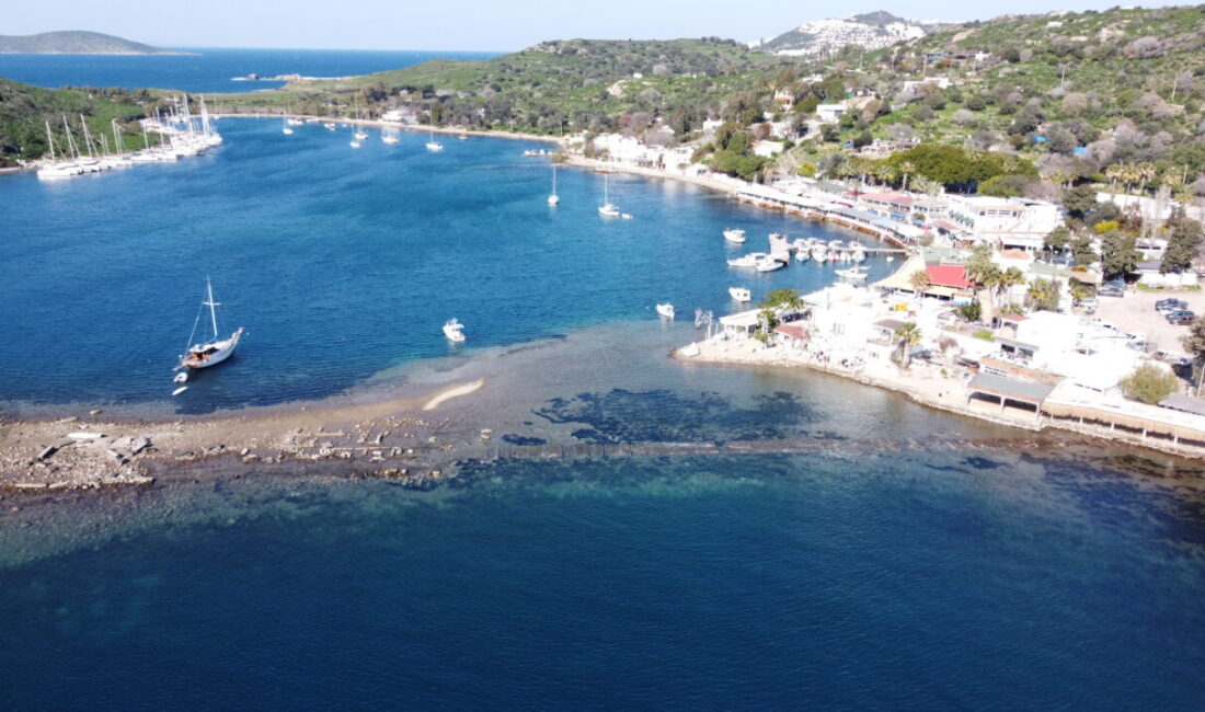 MUĞLA (AA) – Muğla'nın Bodrum ilçesinde, Tavşan Adası'na uzanan tarihi