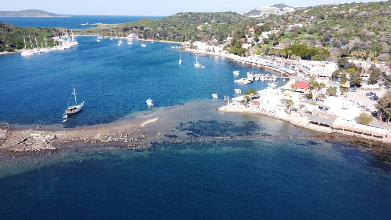 MUĞLA (AA) – Muğla'nın Bodrum ilçesinde, Tavşan Adası'na uzanan tarihi
