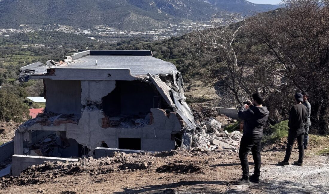 - Yıkım sırasında mülk sahipleri ile polis ve belediye görevlileri