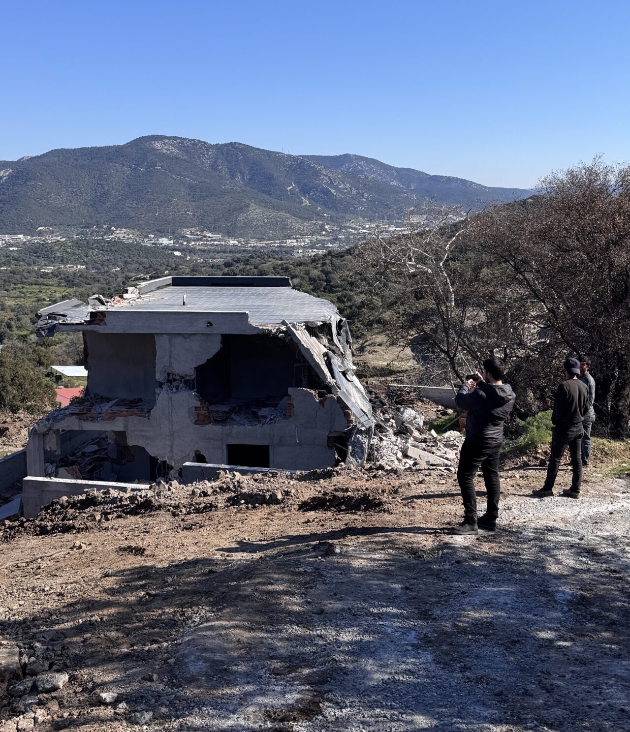 - Yıkım sırasında mülk sahipleri ile polis ve belediye görevlileri