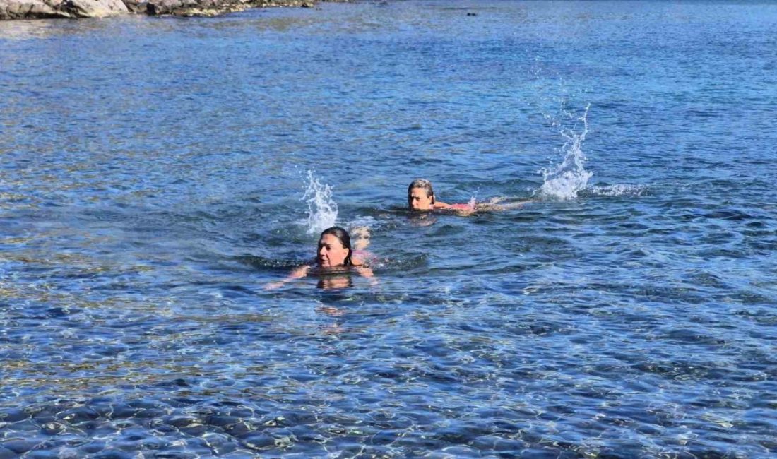 Muğla’nın Bodrum ilçesinde kış ortasında deniz keyfi yaşanıyor. En yüksek