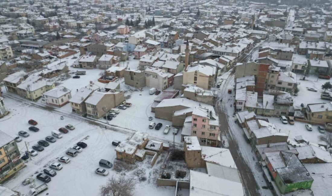 Afyonkarahisar’da öğle saatlerinde etkili olan kar yağışı sonrası Bolvadin başta